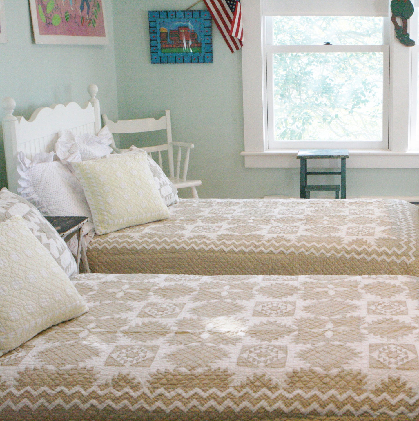 "Feathered Star" in Champagne-White Twin Quilt 64" x 85"